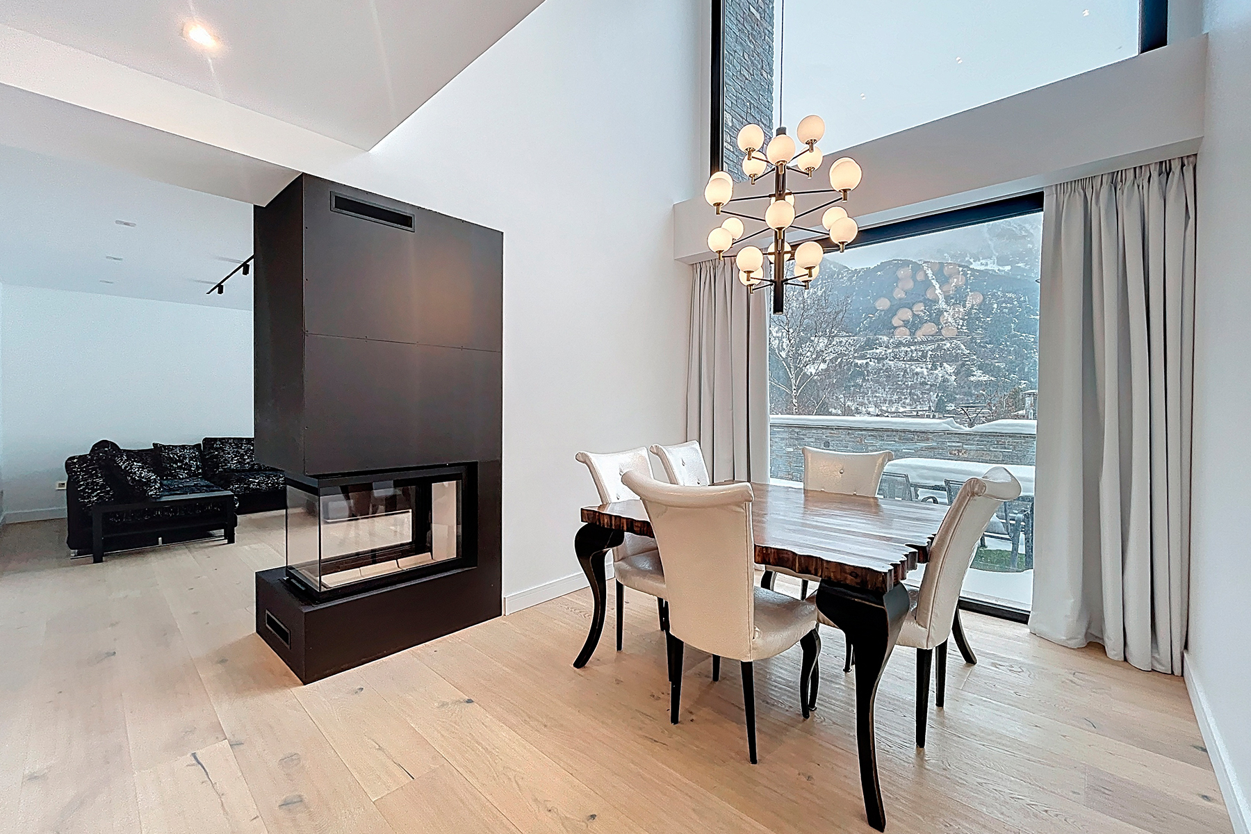 Xalet adossat amb grans vistes per llogar a Arinsal